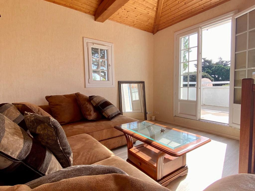 Posedenie v ubytovaní Maison rénovée avec terrasse et jardin clos à 30m de la mer, parking, wifi - FR-1-306-1228