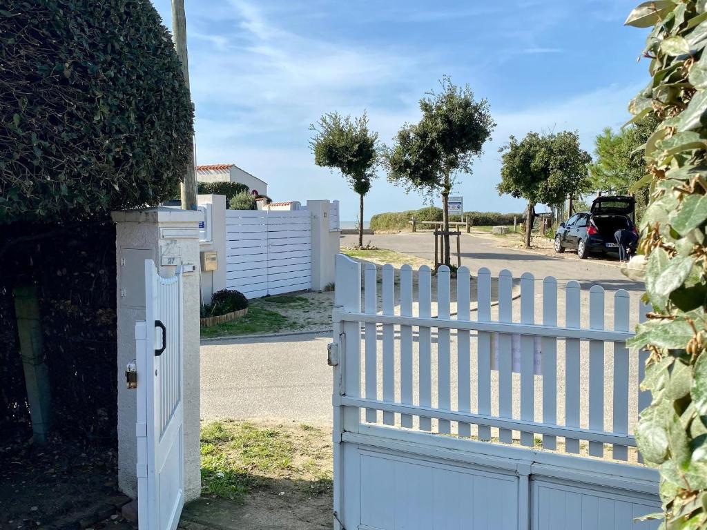 Fotografia z galérie ubytovania Maison rénovée avec terrasse et jardin clos à 30m de la mer, parking, wifi - FR-1-306-1228 v destinácii Les Moutiers