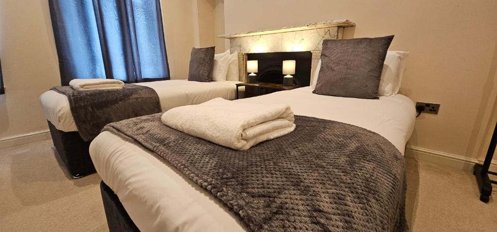 pokój z 3 łóżkami i ręcznikami w obiekcie Modern 2 bedrooms apartment in Town centre w mieście Ipswich