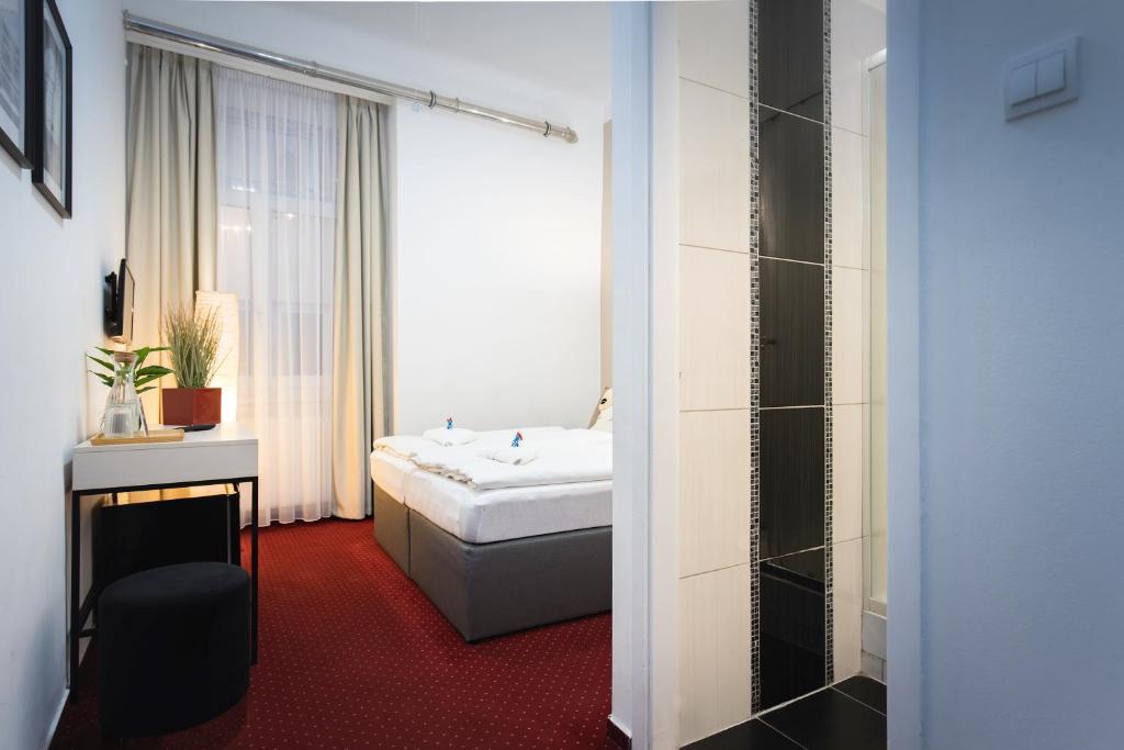 A bed or beds in a room at Maverick Downtown