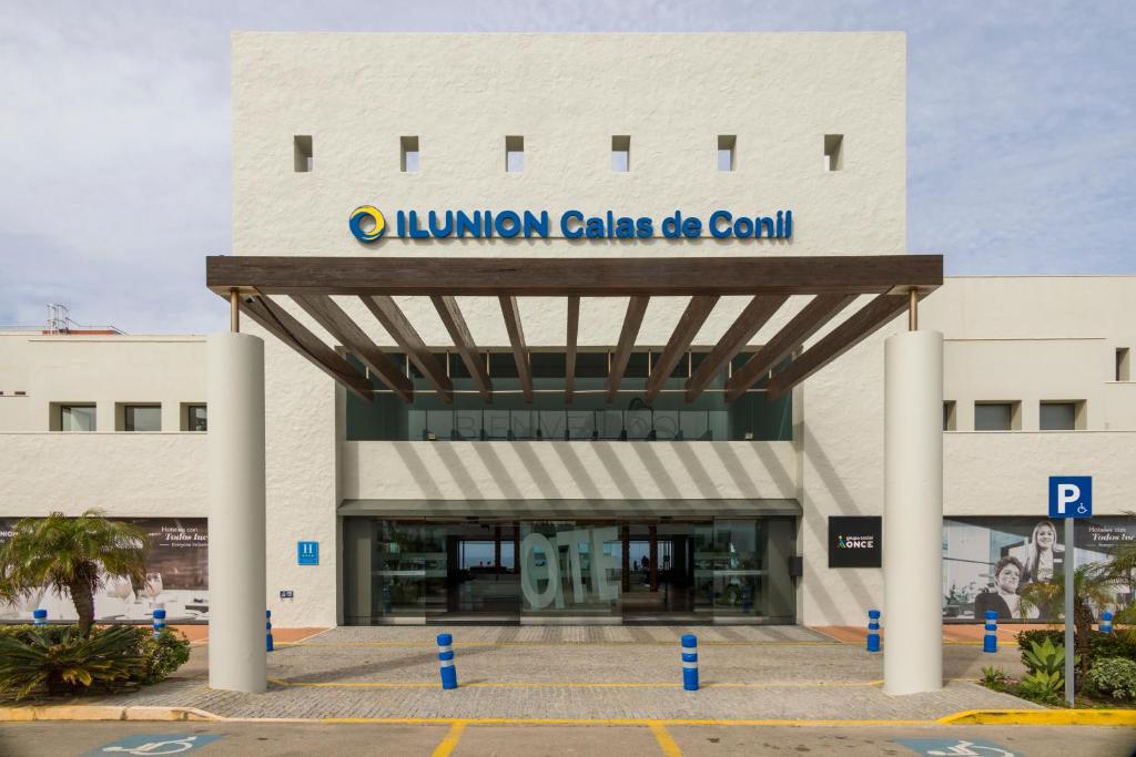 a building with a sign that reads lincoln center coliseum at Ilunion Calas de Conil in Conil de la Frontera