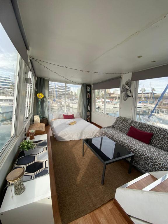 un ampio soggiorno con un letto e un divano di The Floating Home a Barcellona