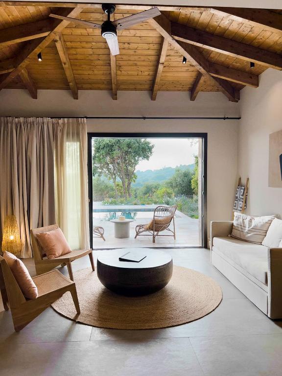 Posezení v ubytování Eliamos Villas Hotel & Spa