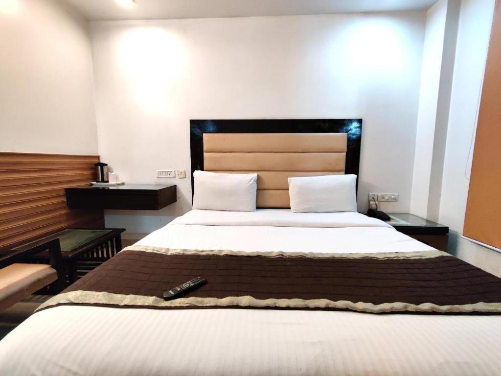 Postel nebo postele na pokoji v ubytování Hotel Delhi Pride, Karol Bagh