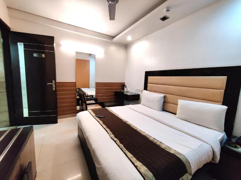 Postel nebo postele na pokoji v ubytování Hotel Delhi Pride, Karol Bagh