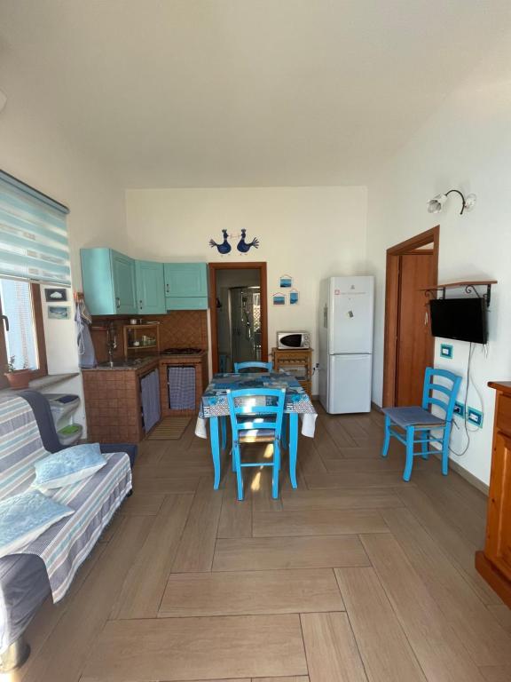 a kitchen with a table and chairs in a room at Sa dommo de Mammai in Cala Gonone