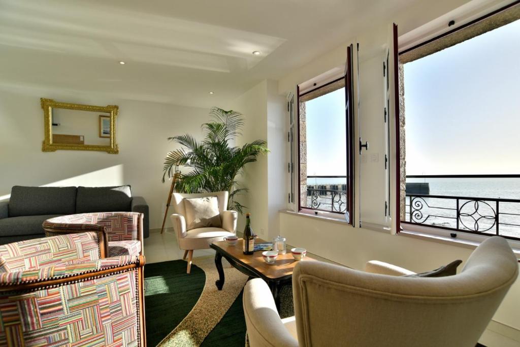 uma sala de estar com vista para o oceano em L Ostra 1 em Cancale