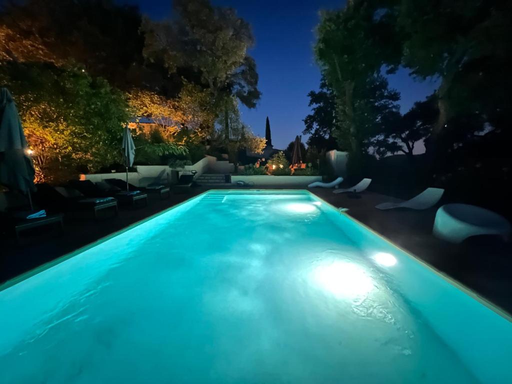 une piscine dans un jardin la nuit dans l'établissement Bergerie à quelques minutes du centre de Grimaud, à Grimaud