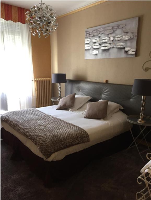 Postel nebo postele na pokoji v ubytování Logis Hôtel & Restaurant - Le Mouton Blanc