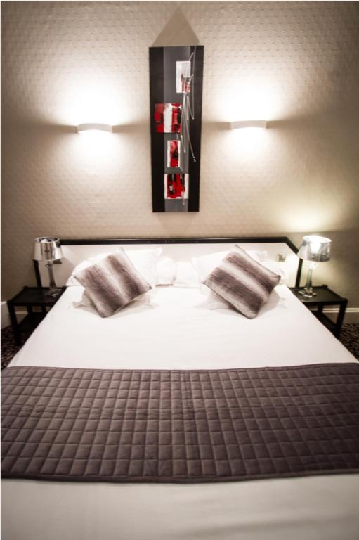 Postel nebo postele na pokoji v ubytování Logis Hôtel & Restaurant - Le Mouton Blanc