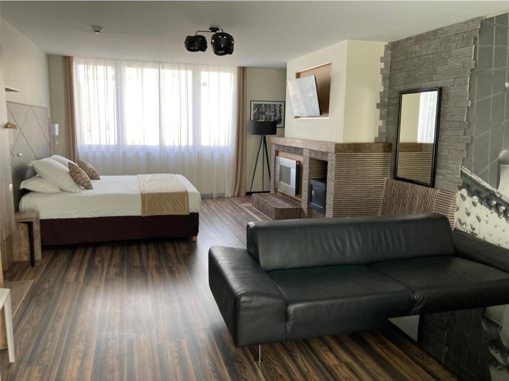 Postel nebo postele na pokoji v ubytování Logis Hôtel & Restaurant - Le Mouton Blanc