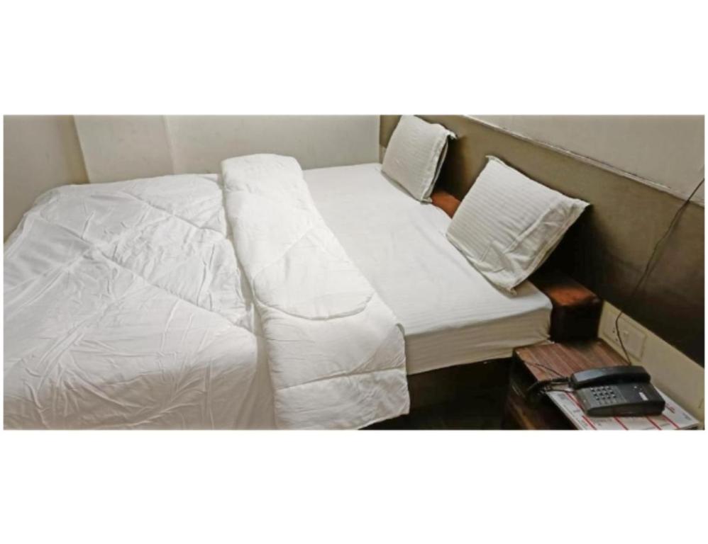 เตียงในห้องที่ Hotel Ashoka Inn, Kanpur