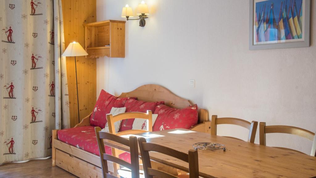 salon ze stołem i kanapą w obiekcie B305- Appartement 2 pieces cabine 6 personnes w mieście Orcières