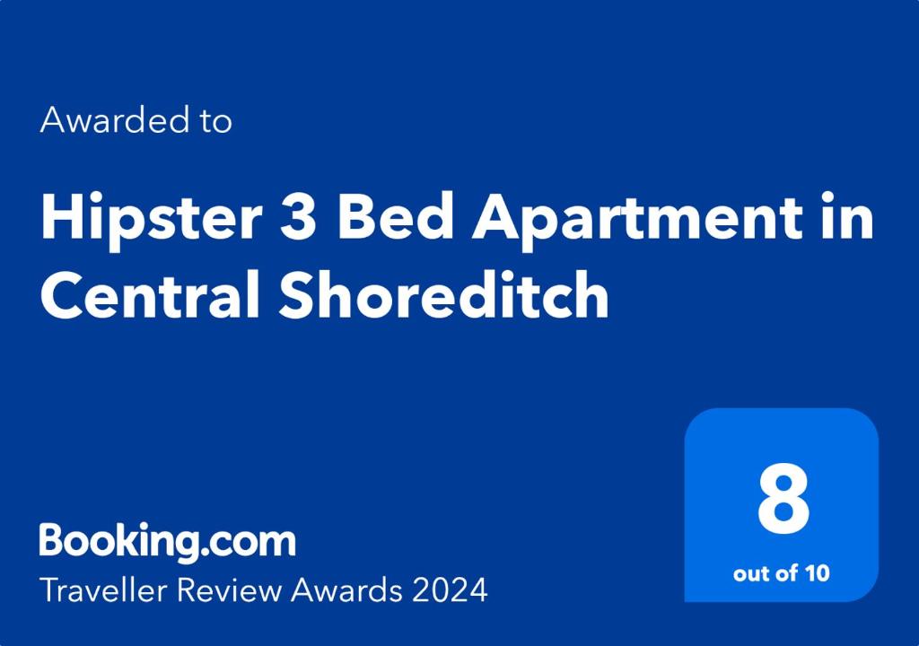 una señal azul con la cita en la cama más alta del mundo en Sherroth central en Luxe Prime 3 Beds Apartment in Central London, en Londres