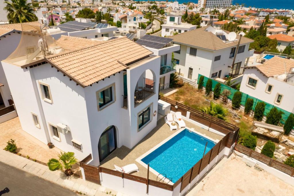 uma vista aérea de uma casa com piscina em Oceans Breeze Villa em Protaras