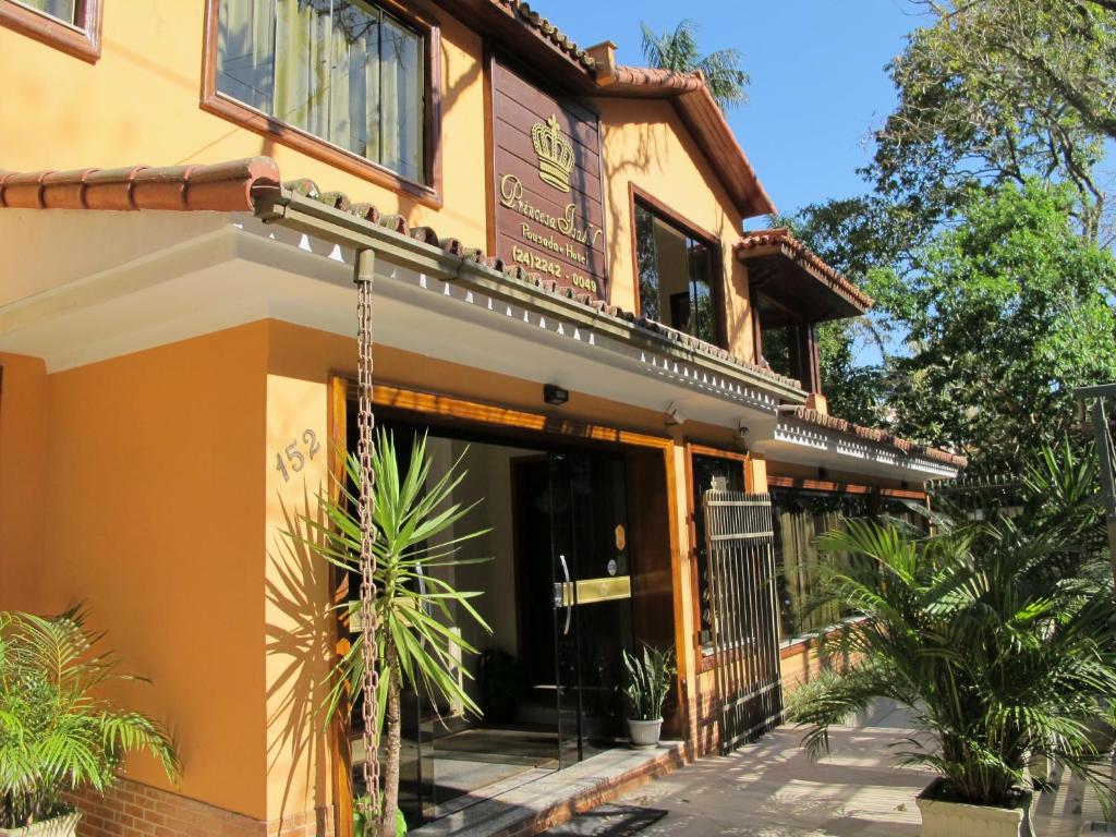 um edifício com entrada frontal para um restaurante em Princesa Isabel Pousada e Hotel – Dom Pedro em Petrópolis