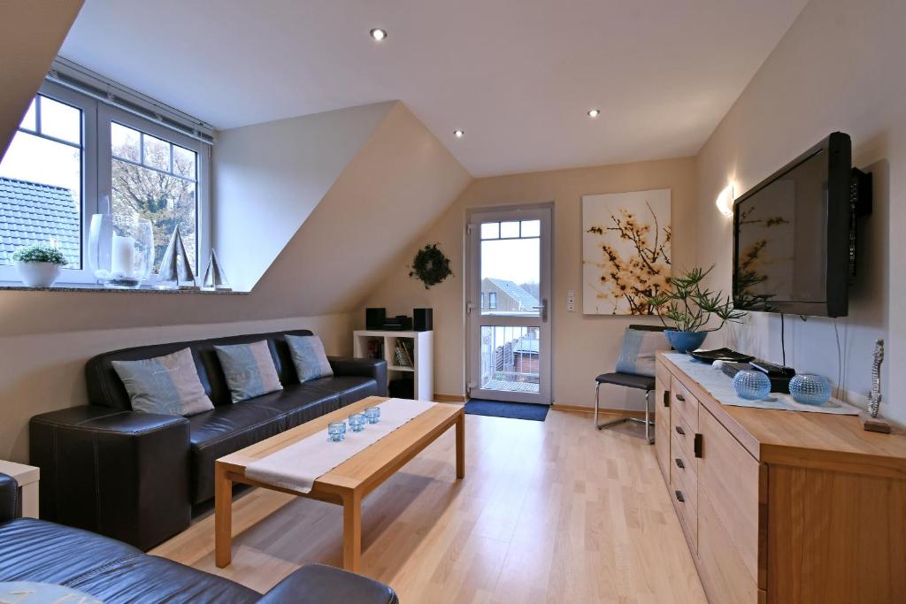 a living room with a couch and a table at PCH 16B - Appartement "Blume" in Scharbeutz