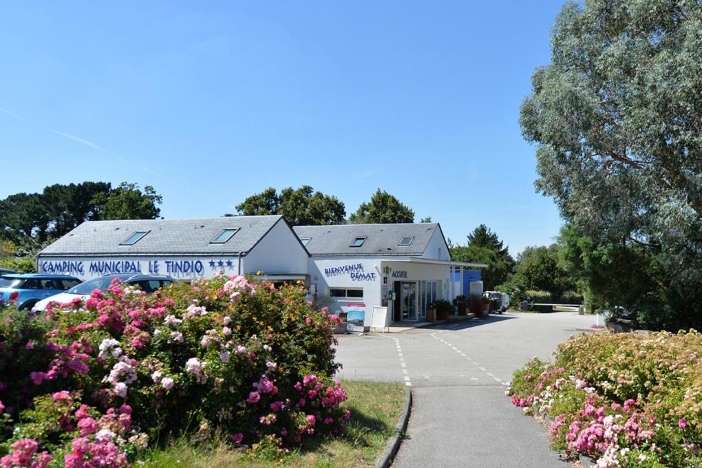 a building with a lot of flowers in front of it at Camping Municipal Le Tindio in Arzon