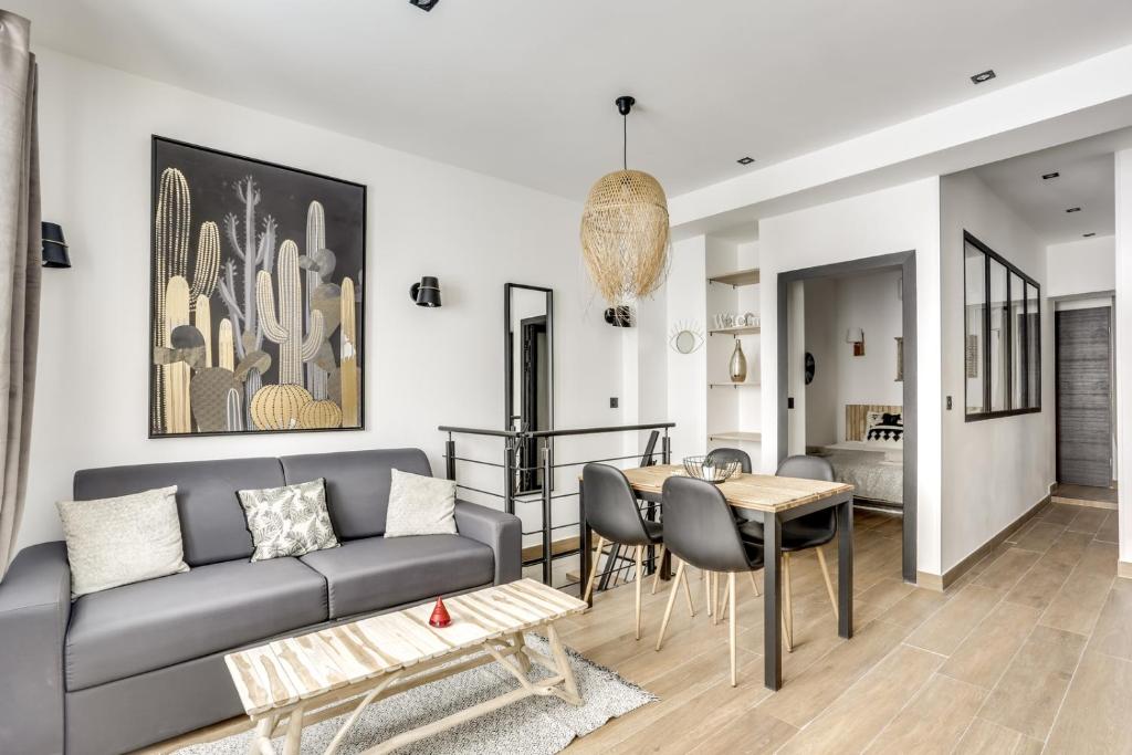sala de estar con sofá y mesa en 149 Suite Christophe - Superbe Appartement à Paris, en París