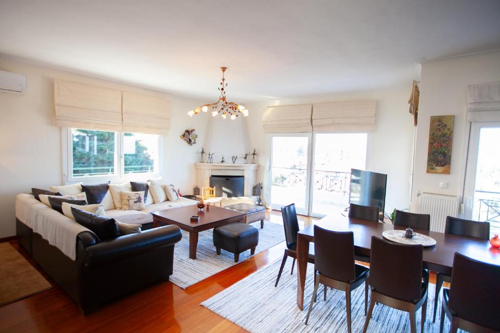 un soggiorno con divano e tavolo di Rodon Apartment with Great View, Sauna and Jacuzzi a Litóchoron