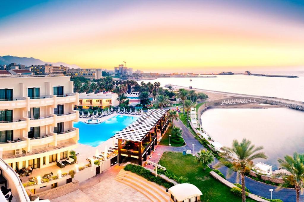 VUNI PALACE PREMIUM Kyrenia Hotel & SPA & Casino Beachfront Location ! 부지 내 또는 인근 수영장 전경