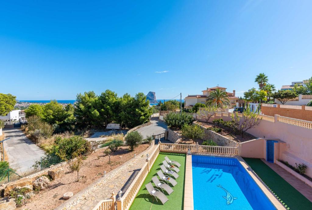 Blick auf den Pool in den Villa Margariarita Apartments in der Unterkunft Villa Amanda - PlusHolidays in Calpe