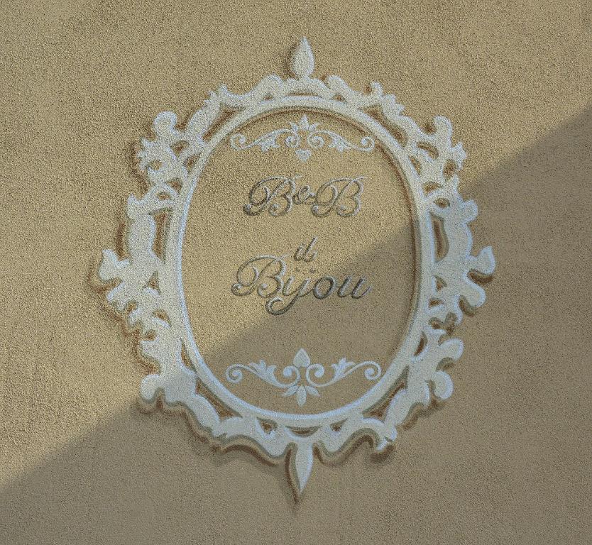 un miroir blanc sur un mur avec les mots i dans l'établissement B&B Il Bijou, à Casalmaggiore