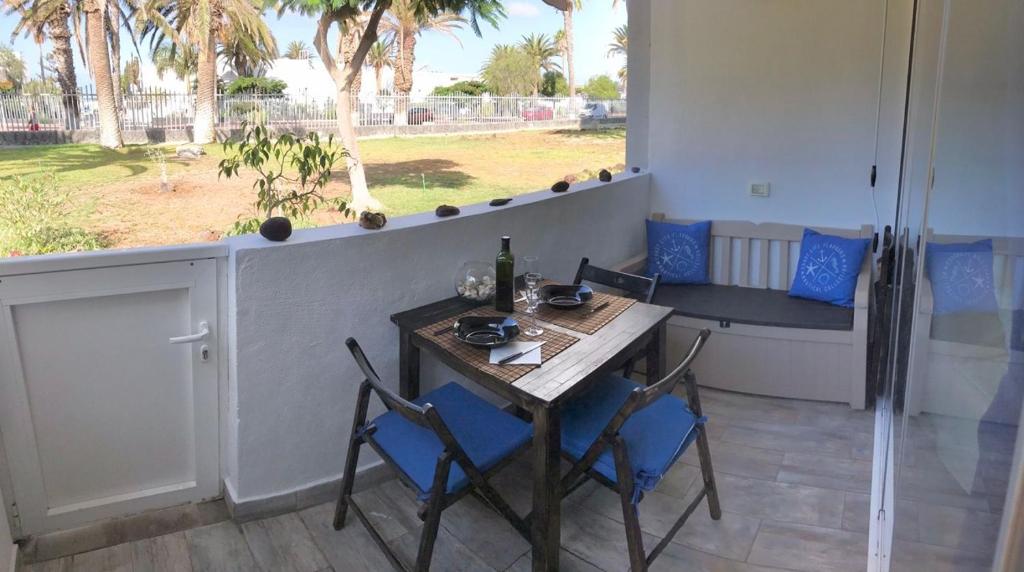 - une table et des chaises dans une chambre avec fenêtre dans l'établissement CasaBarco, à Costa del Silencio