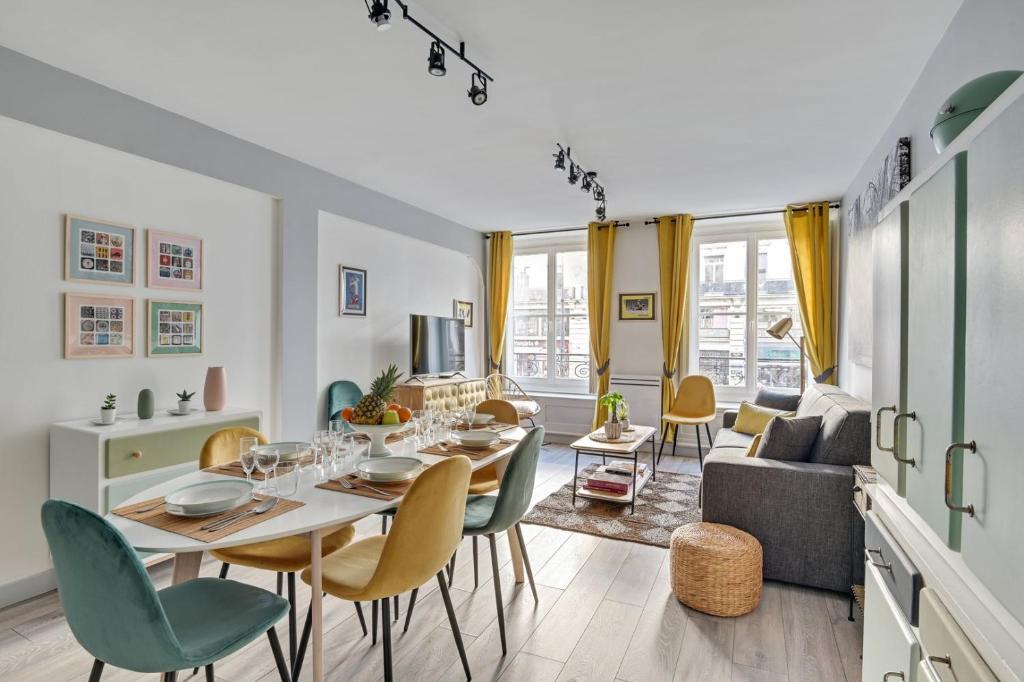 un salon avec une table, des chaises et un canapé dans l'établissement 216 Suite Vintage spirit - Superb Apartement, à Paris