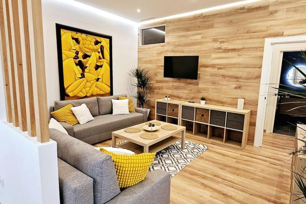 a living room with a couch and a tv at apartamento premium muy cerca ciudad Barcelona in Badalona
