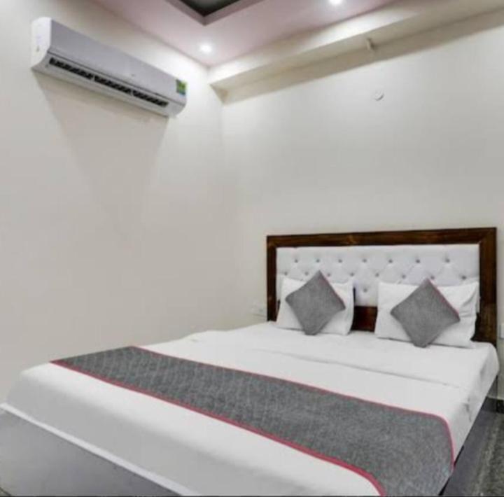 เตียงในห้องที่ Ram priya kunj Atithi Niketan