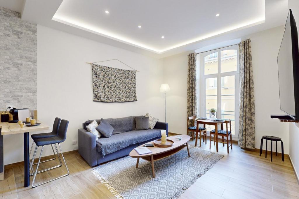 un salon avec un canapé et une table dans l'établissement Suite Gold-Stars FSHH, à Nice