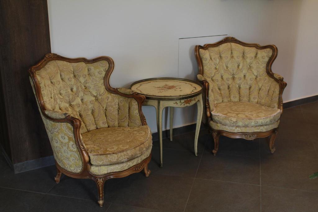 two chairs and a table and a table and a table and chairs at Hotel Opera Jaz in Budva