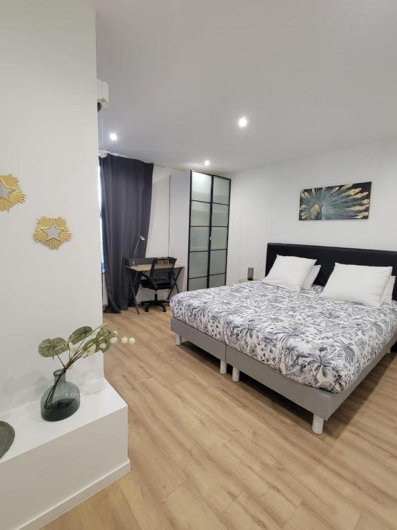 une chambre avec un lit et un bureau dans l'établissement Appartement COSY proche de Paris, à Chambourcy