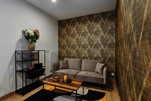 - un salon avec un canapé et une table dans l'établissement 336 Mila Suite - Charming Parisian apartment, à Vanves