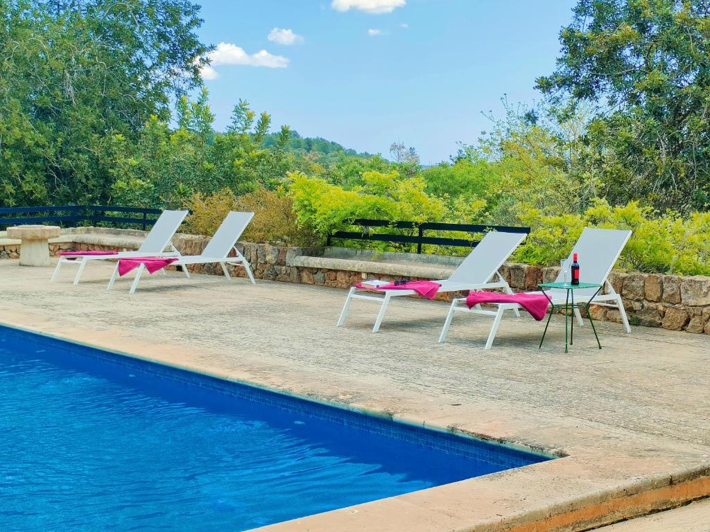 - un groupe de chaises, une table et une piscine dans l'établissement Ca Nostra de Esporles Charming Estate at Esporlas for families, à Esporlas