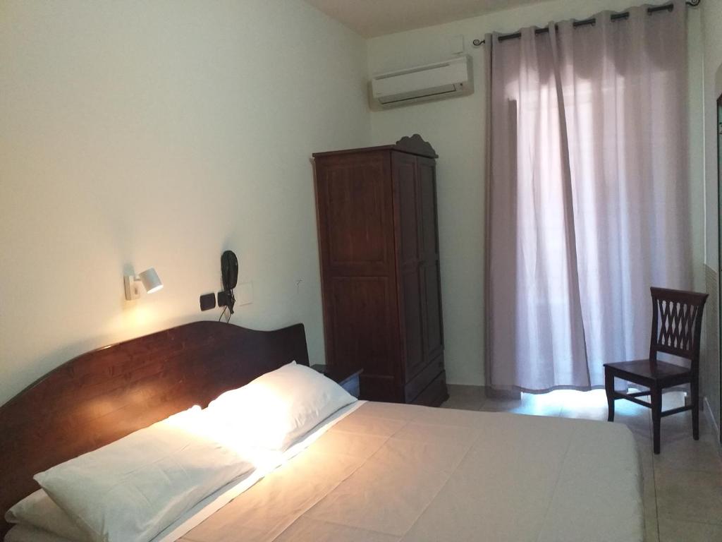 Postel nebo postele na pokoji v ubytování Hotel Vittorio Veneto Napoli