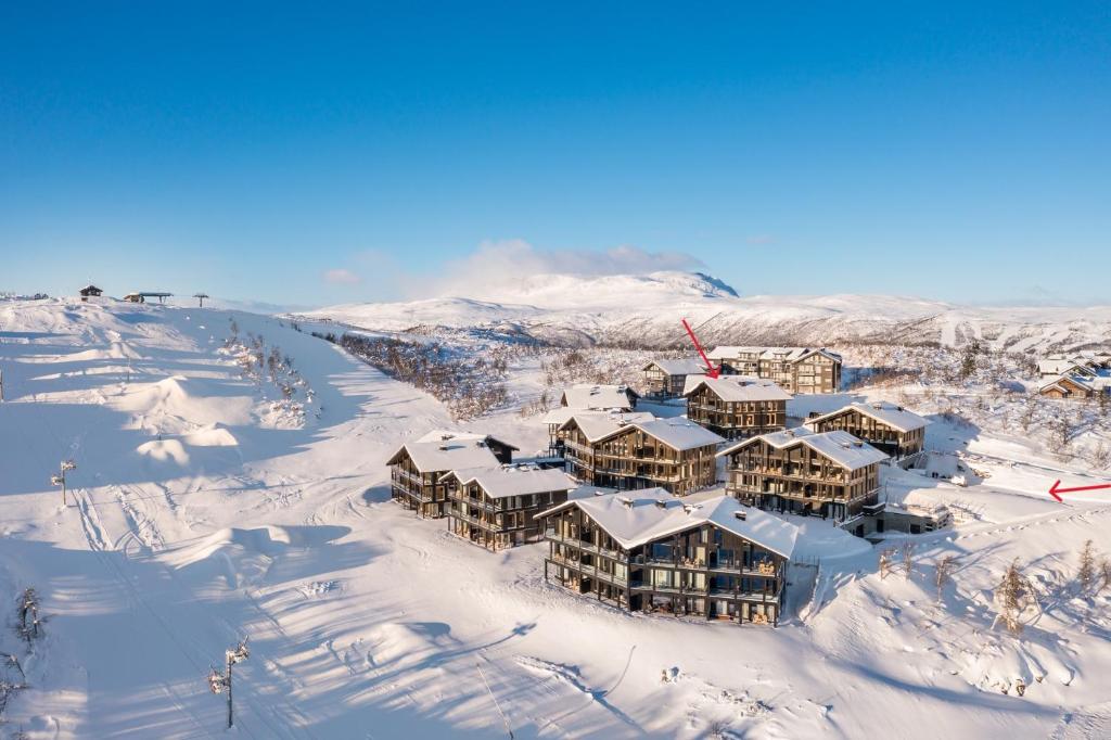 uma vista aérea de um resort na neve em Kikut Alpin Lodge 2302 em Geilo