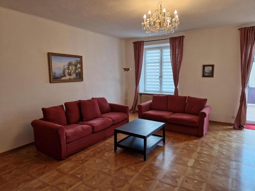 una sala de estar con 2 sofás rojos y una mesa. en W40 Mariazell en Mariazell