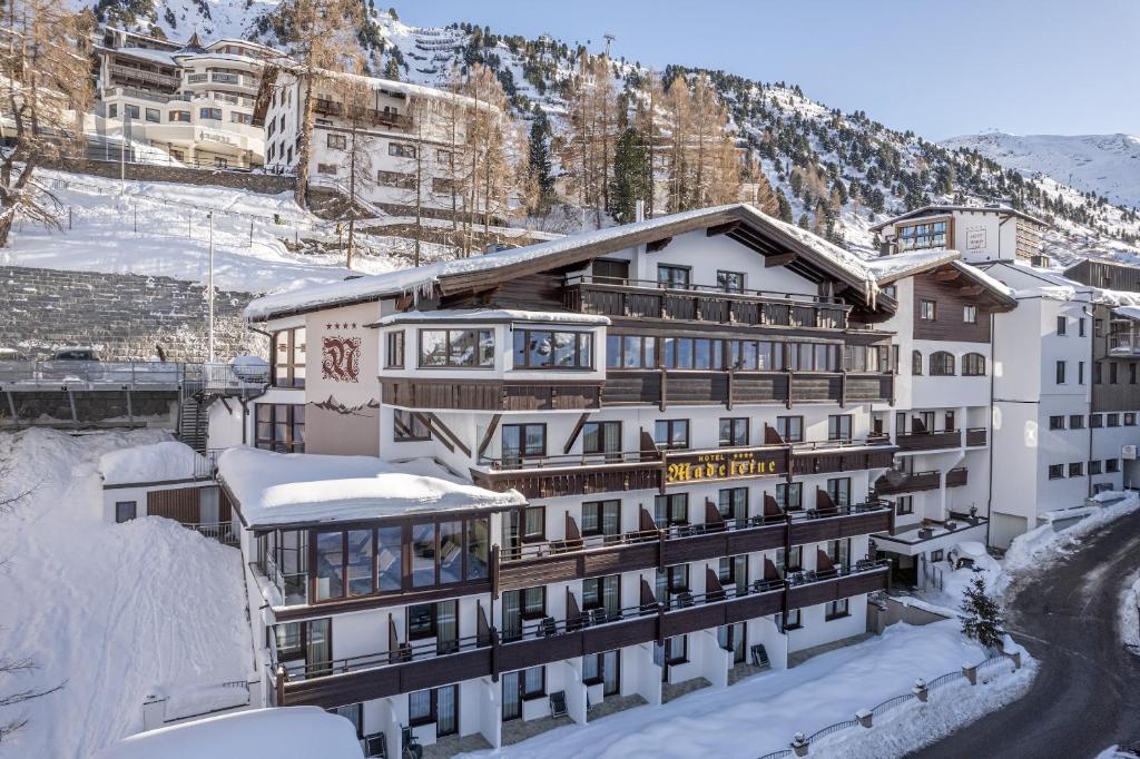 Nespecifikovaný výhled na hory nebo výhled na hory při pohledu z hotelu