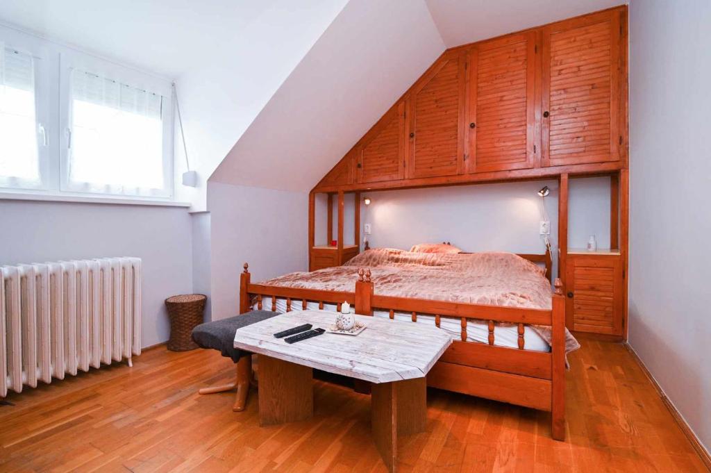 Postel nebo postele na pokoji v ubytování Vár-Lak Apartman