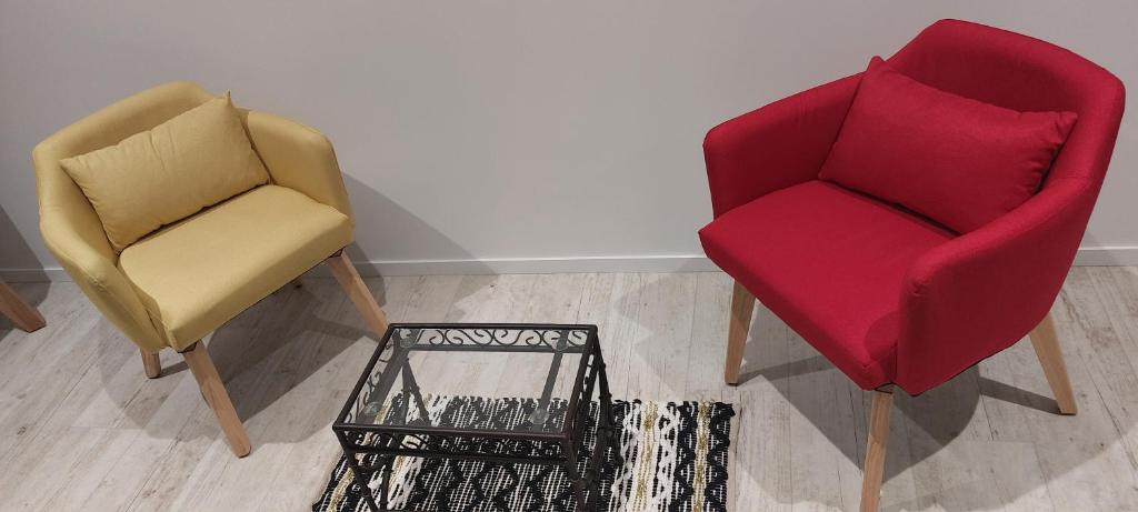 Dos sillas y una alfombra en una habitación en LE FIEF GUIBERT, en Le Poiré-sur-Vie