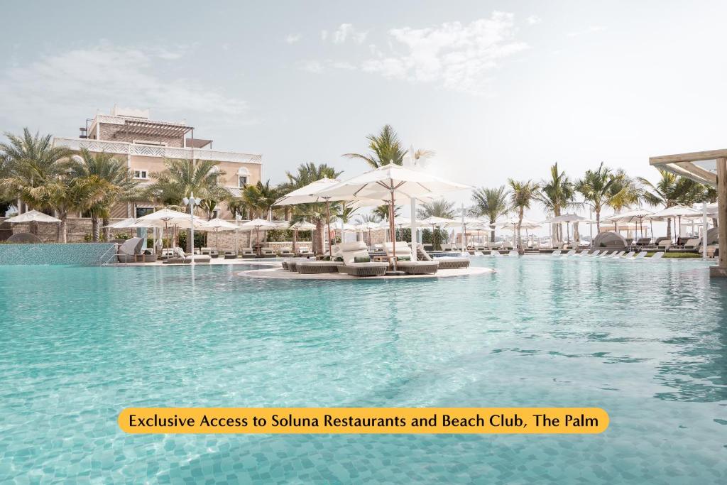 een weergave van een zwembad in een resort bij The First Collection Business Bay in Dubai