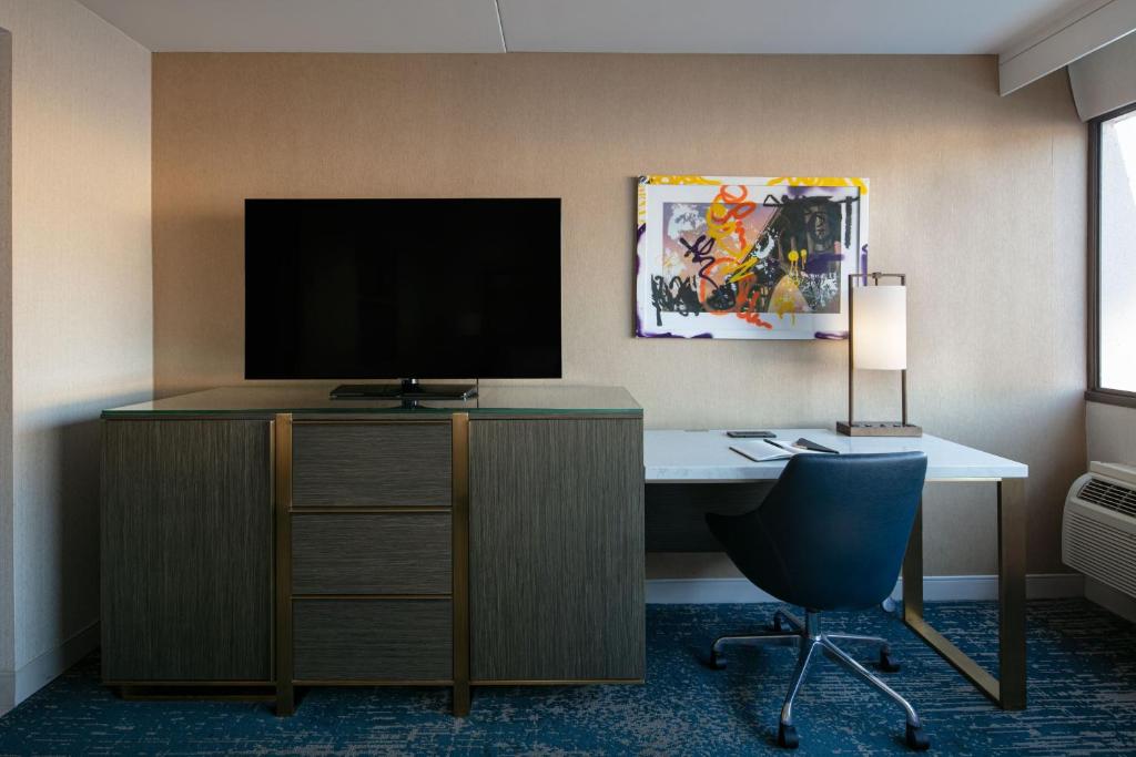 Hotel Dena, Pasadena Los Angeles, a Tribute Portfolio Hotel - King Room With Tub - Mobility Accessible
