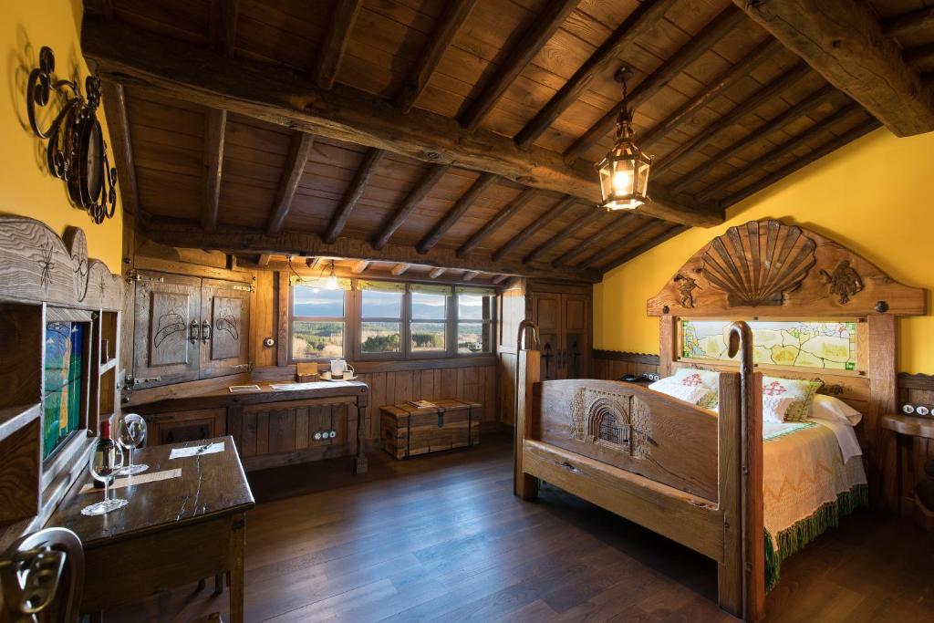 1 dormitorio con 1 cama y lavamanos en una habitación en Prada a Tope - Palacio de Canedo, en Canedo