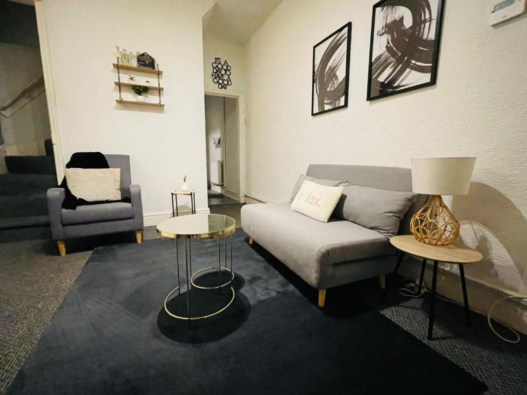 sala de estar con sofá y 2 mesas en Cosy 3 Bed Home City Centre en Parkside