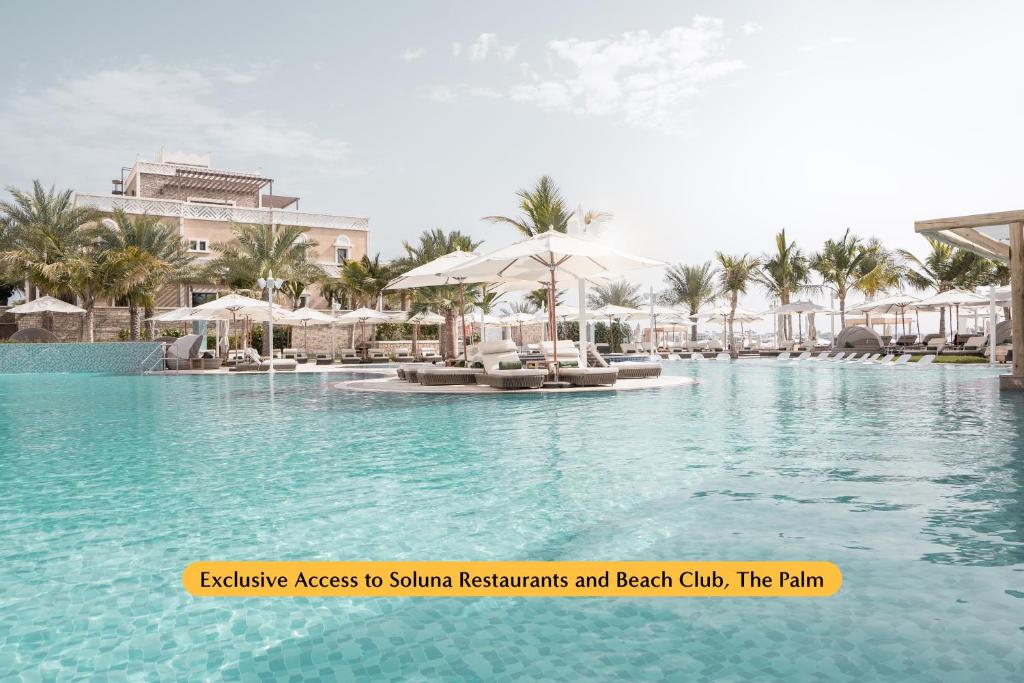 een weergave van een zwembad in een resort bij The First Collection Waterfront in Dubai