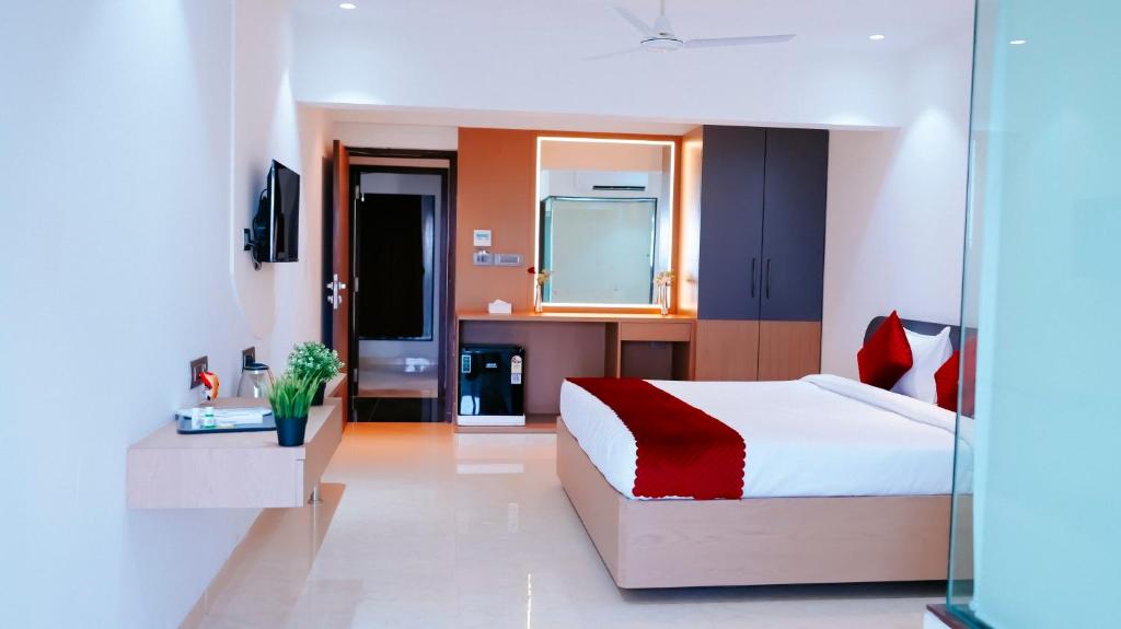 Postel nebo postele na pokoji v ubytování Hsquare Hotel Andheri West
