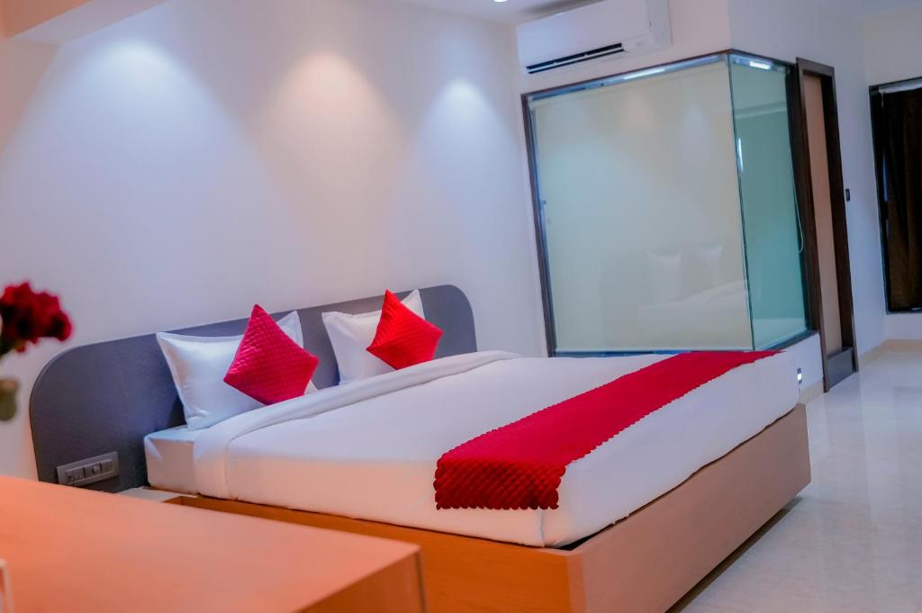 Postel nebo postele na pokoji v ubytování Hsquare Hotel Andheri West