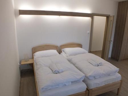 Postel nebo postele na pokoji v ubytování Penzion U Koruny